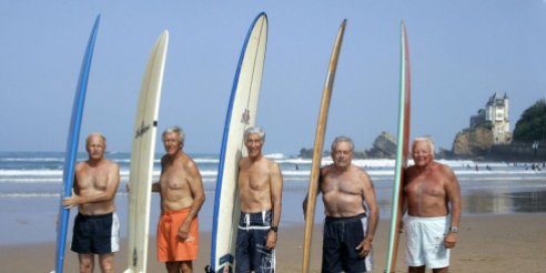 Les Tontons surfeurs posent sur la plage de la Côte des Basques- 27 juillet 2007- Biarritz. © JEAN-PIERRE MULLER AFP